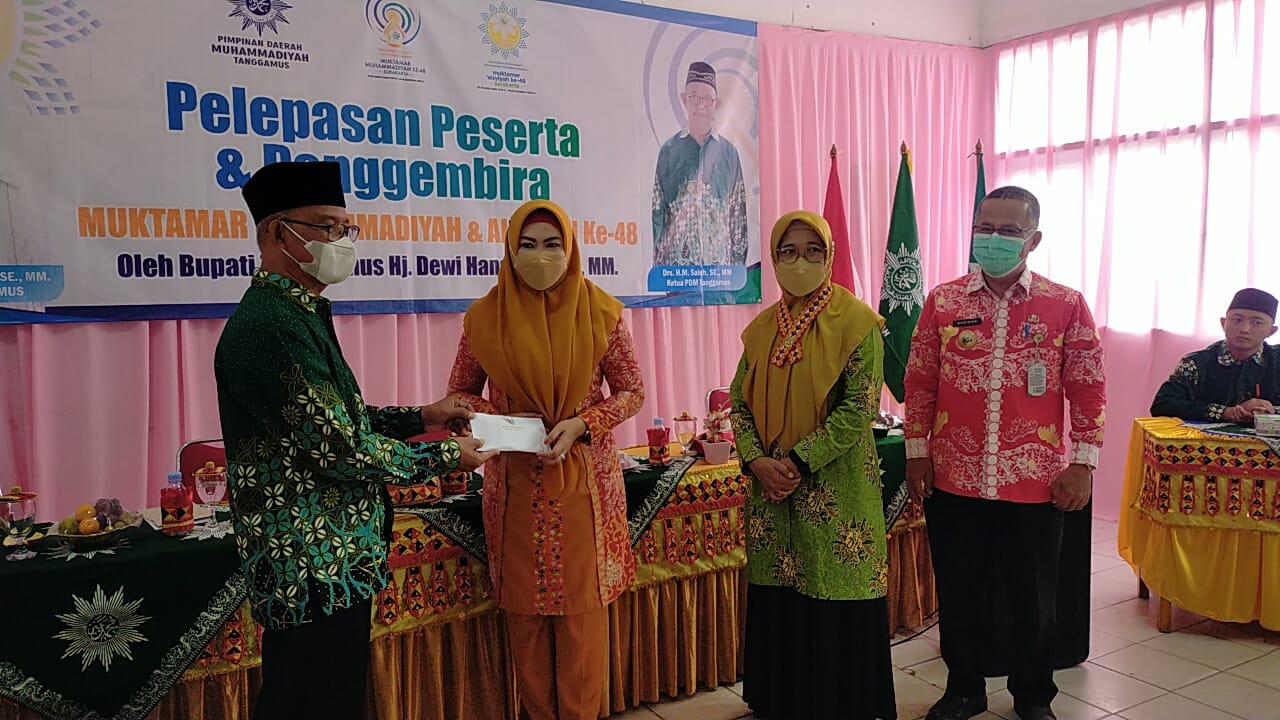 Hadiri Muktamar Muhammadiyah dan Aisyiyah, Serahkan Bantuan 10 Juta Rupiah