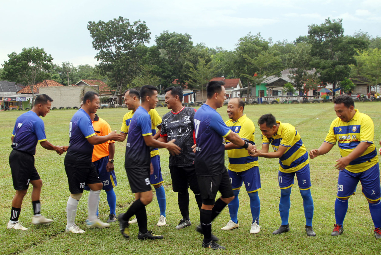 Dandim 0426 Tuba Ajak Karang Taruna Binaan Koramil 426–02 Menggala di Lapangan Bola Jupiter F.C Panca Karsa Purna Jaya