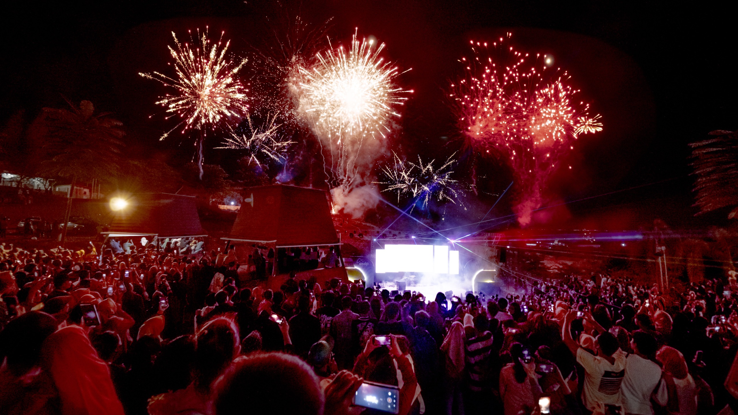 Pesta Tahun Baru Bergaung di Bakauheni Harbour City, Lebih Dari 15 Ribu Orang Saksikan Keindahan Siger Park