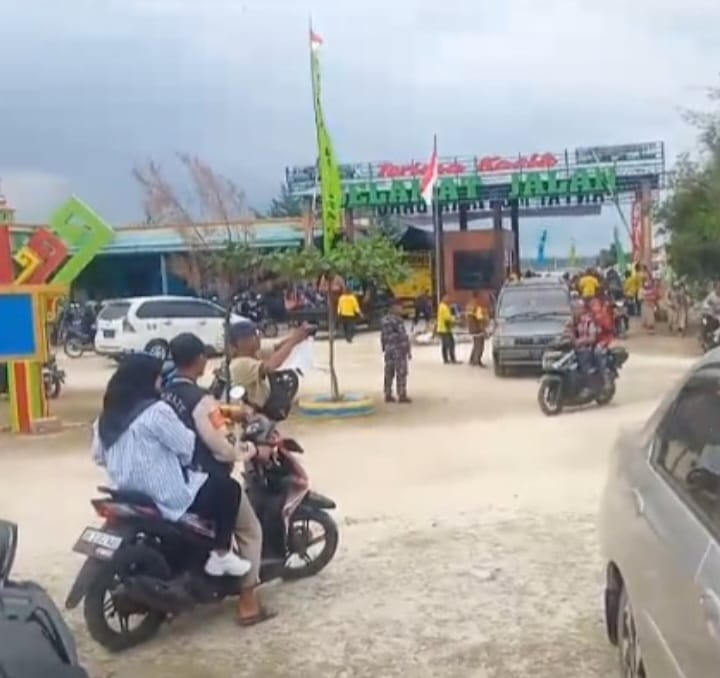 Pantai Mutiara Baru Dibanjiri Ribuan Pengunjung Saat Malam Tahun Baru 2024