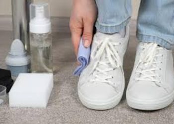 3 Bahan Sederhana untuk Membersihkan Sepatu Putih Anda