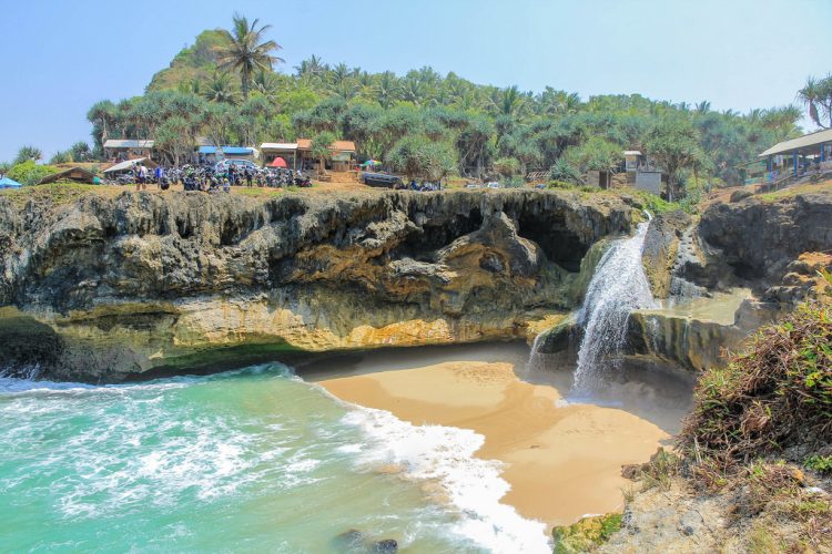 Menikmati Keunikan Pantai Banyunibo dengan Air Terjun yang Memikat