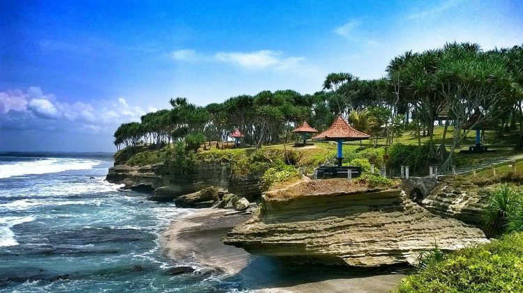 Menyingkap Misteri Pantai Batu Hiu: Eksotisme dan Kisah Antik