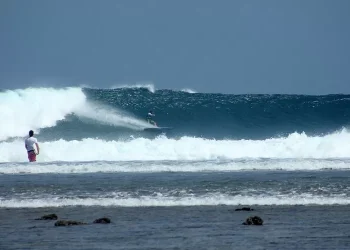 Pantai Ombak Tujuh: Di Pusaran Keindahan Alam dan Atraksi Selancar yang Menggairahkan