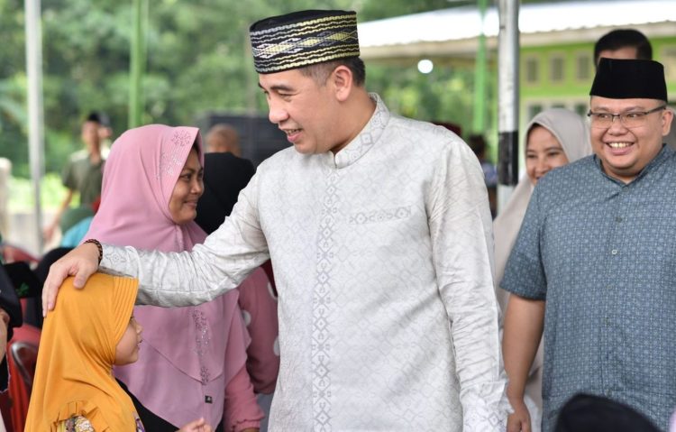 Safari Ramadhan,Bupati Pesawaran Dendi Ramadhona Serahkan  Bantuan Kepada Masyarakat