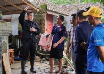 Tinjau Dua Wilayah Terdampak Banjir, Bupati Dendi Ramadhona akan Bangun Kembali Tanggul Sungai
