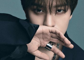 Seungmin Stray Kids Tampil Memukau di Sampul Majalah Jepang