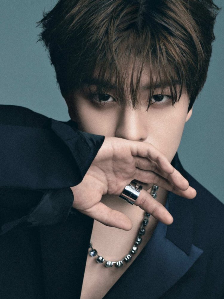 Seungmin Stray Kids Tampil Memukau di Sampul Majalah Jepang