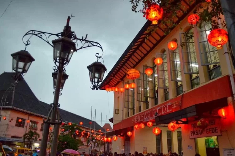 Menelusuri Kawasan Pecinan Petak Sembilan di Glodok Saat Hari Libur Waisak: Destinasi Wisata Kuliner Legendaris