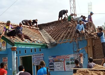 Antusias Warga Pekon Rejosari Gotong Royong Bongkar Gedung Balai untuk Direnovasi
