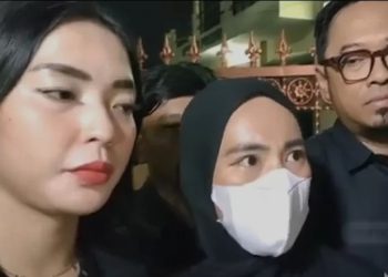 Linda memberikan kesaksian kepada wartawan, terkait Kesurupan Vina