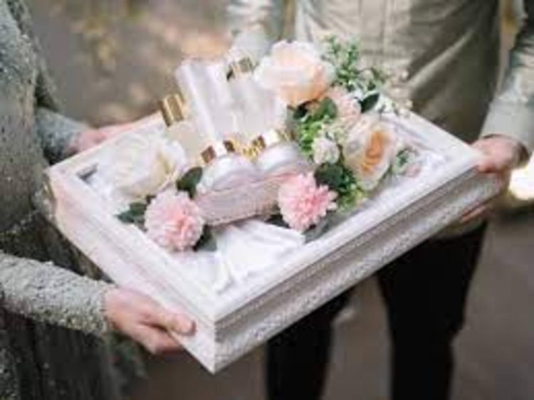 4 Jenis Barang yang Cocok Dijadikan Hadiah Lamaran