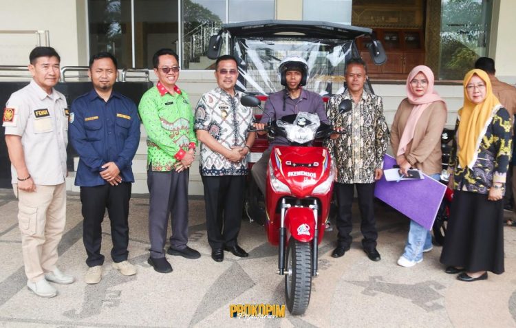 Pemkab Pesawaran Salurkan Bantuan Kendaraan Roda Tiga Kepada Penyandang Disabilitas