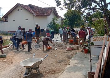  Tambahrejo Barat Mewujudkan Semenisasi Badan Jalan