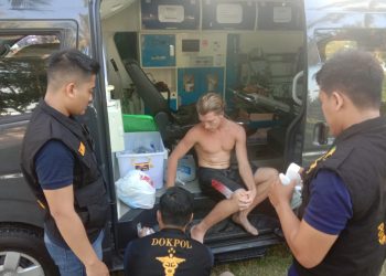 Atlet Surfing WSL Krui Pro Terluka Sabetan Sirip Ikan, Dokkes Polda Lampung Beri Pertolongan Pertama