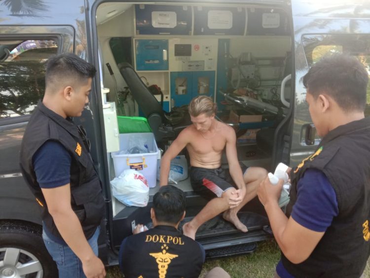 Atlet Surfing WSL Krui Pro Terluka Sabetan Sirip Ikan, Dokkes Polda Lampung Beri Pertolongan Pertama