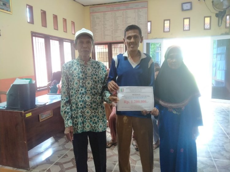 Pemberian BLT DD Mulyorejo: Meringankan Beban 23 KK Penerima Manfaat KPM