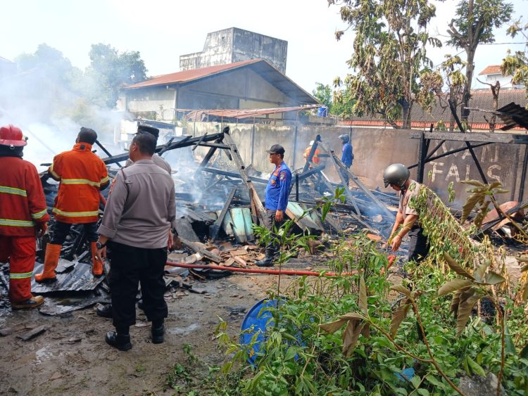 Akibat Konsleting Listrik, Satu Unit Rumah Hangus Terbakar di Pringsewu