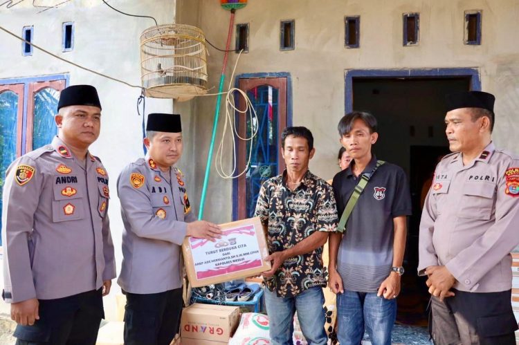 Kunjungi Rumah Siswi SMK yang Ditemukan Tewas, Polisi Beri Tali Asih