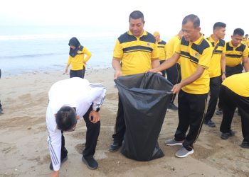 Peringati Hari Bhayangkara Ke-78, Polres Lampung Selatan Gelar Aksi Bersih-Bersih di Pantai Sanggar