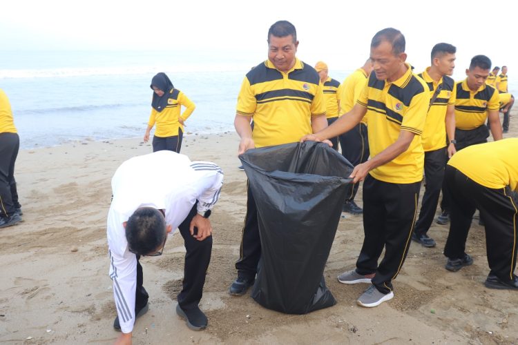 Peringati Hari Bhayangkara Ke-78, Polres Lampung Selatan Gelar Aksi Bersih-Bersih di Pantai Sanggar