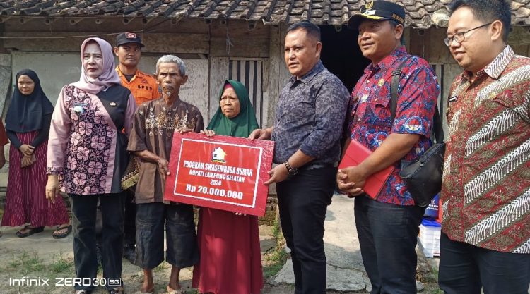  Entaskan Kemiskinan Ekstrem, Bupati Lampung Selatan Serahkan 8 Bantuan Bedah Rumah Di Desa Bali Agung