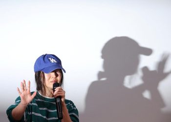 Kolaborasi Sensasional NewJeans dengan Takashi Murakami untuk Debut Jepang