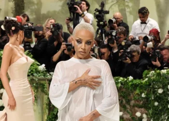 Doja Cat Memeriahkan Met Gala 2024 dengan Penampilan Basah Kuyup