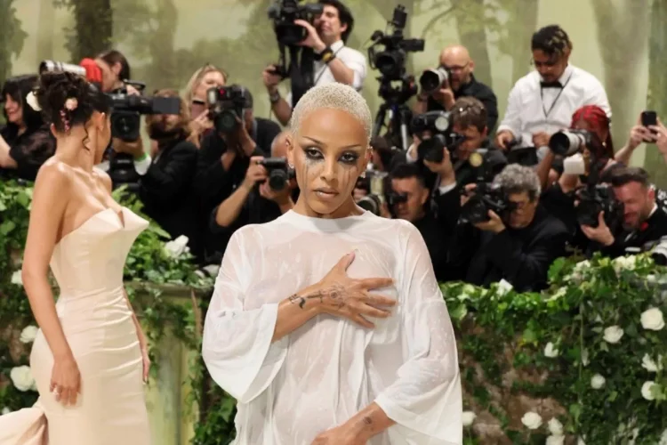 Doja Cat Memeriahkan Met Gala 2024 dengan Penampilan Basah Kuyup