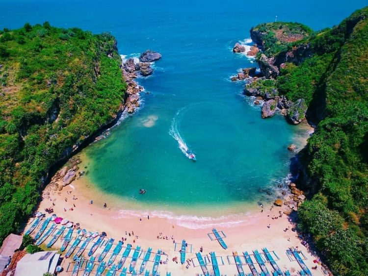 5 Spot Camping Terbaik di Pantai Gunung Kidul