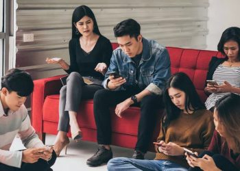 Phubbing: Ancaman Tersembunyi Bagi Kebahagiaan dan Hubungan Remaja di Era Digital