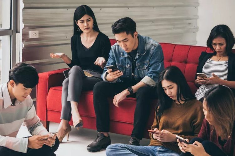 Phubbing: Ancaman Tersembunyi Bagi Kebahagiaan dan Hubungan Remaja di Era Digital