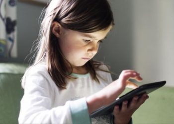 Peringatan: Berhati-hatilah Terhadap Kecanduan Layar! Berikut Enam Tips Mengatasi Waktu Layar pada Anak