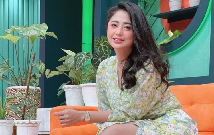 Dewi Perssik Tetap Ungkapkan Gajinya Tinggi Meskipun Diledek Netizen