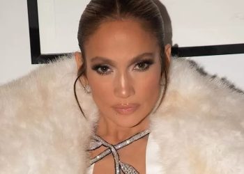 Jennifer Lopez Membatalkan Tur Musim Panas Demi Keluarga