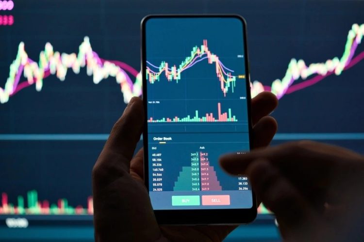 Ini Perbedaan Trading dan Investasi Saham