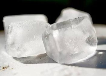 BAHAYA!Ini Risiko jika Sering Minum Air Es Batu Mentah
