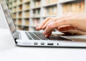 AWAS RADIASI! Cara Mengatur Kecerahan Layar Laptop dengan Mudah