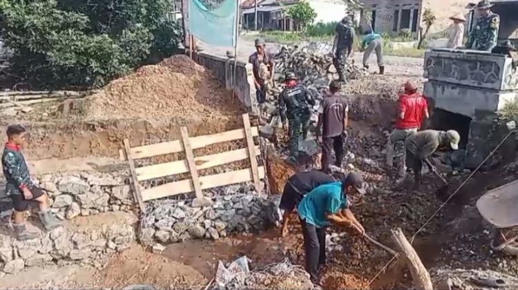 Penutupan TMMD ke-120: Satgas Kodim 0421/LS dan Warga Kerja Sama Pasang Bronjong