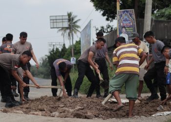 Brimob Polda Lampung Bergotong Royong Memperbaiki Jalan Desa di Lampung Tengah