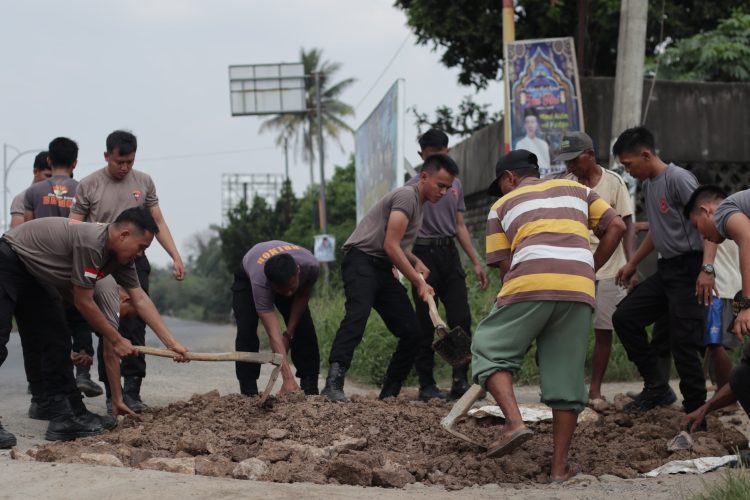 Brimob Polda Lampung Bergotong Royong Memperbaiki Jalan Desa di Lampung Tengah