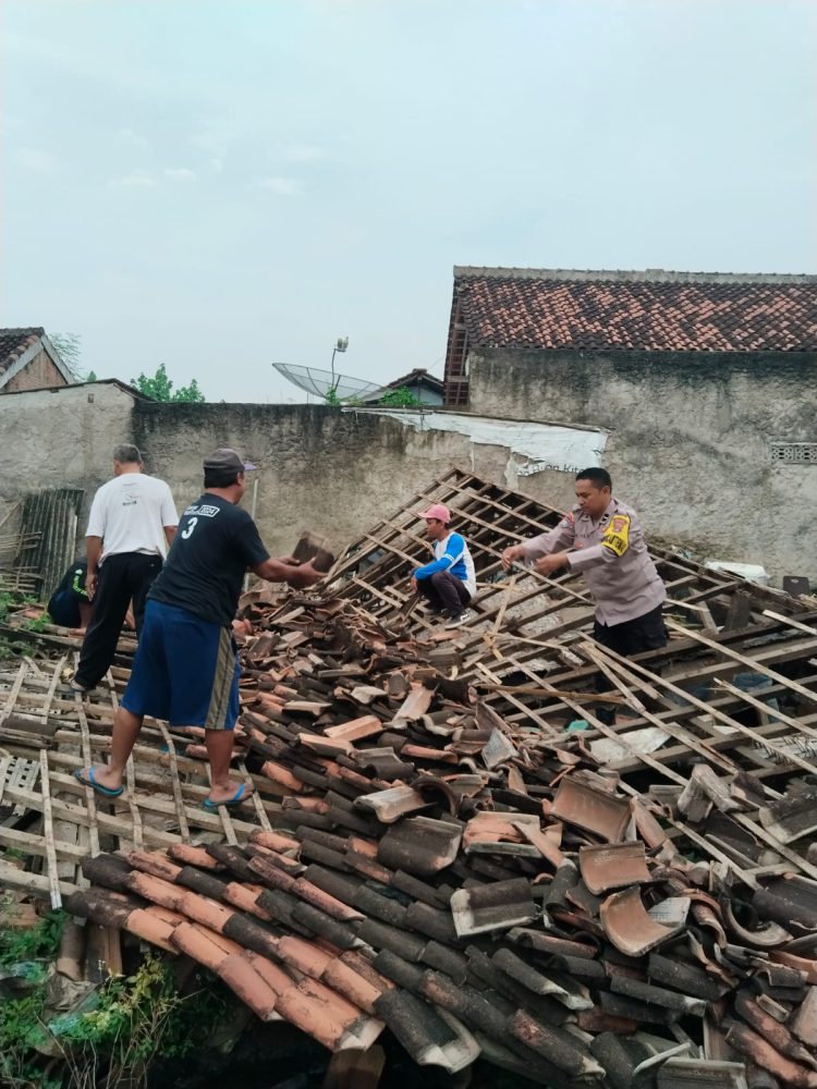 Rumah Warga Ambruk karena Usia Tua