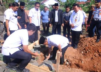 Pj. Bupati Lampung Utara Letakkan Batu Pertama Pembangunan Masjid Al-Fath