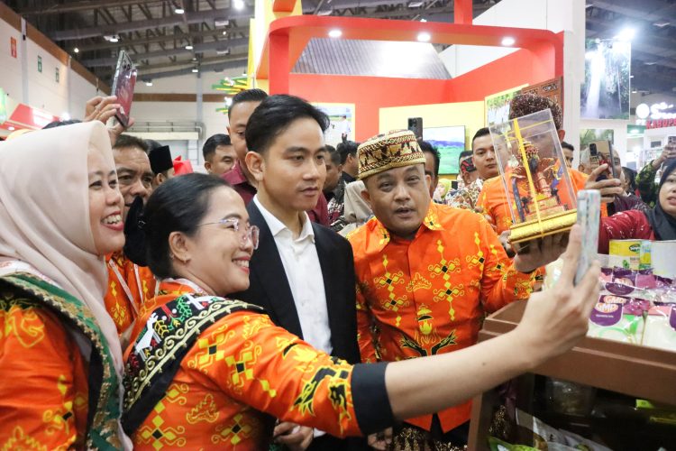 Antusiasme Tinggi di Apkasi Otonomi Expo 2024: Kunjungan Gibran Rakabuming ke Stand Lampung Tengah