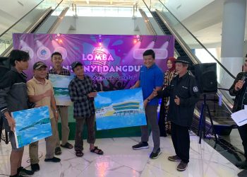 Lomba Menyanyi Dangdut DBFM Kalianda Diwarnai dengan Aksi Melukis