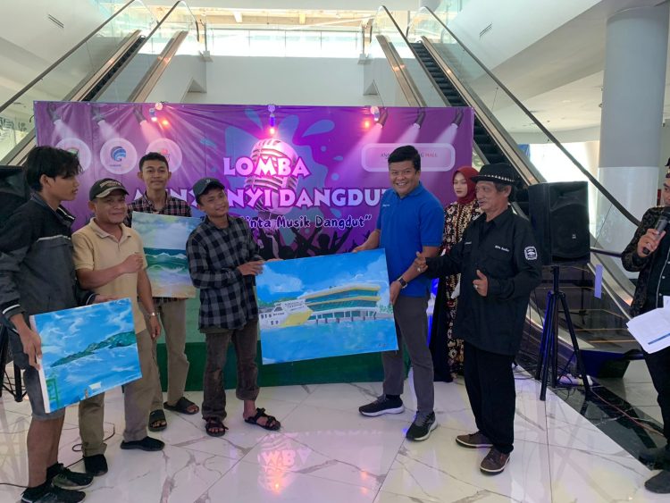 Lomba Menyanyi Dangdut DBFM Kalianda Diwarnai dengan Aksi Melukis