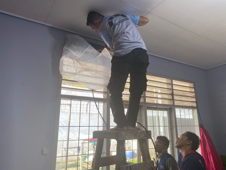 Warga Binaan Lapas Kalianda Bersihkan AC Seluruh Lapas: Keterampilan untuk Bekal Mencari Nafkah