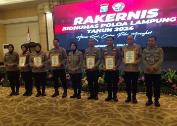 Polres Lampung Barat di ganjar penghargaan oleh kabid humas polda Lampung