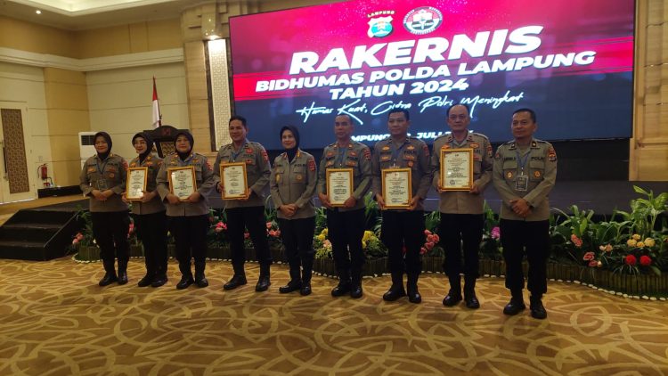 Polres Lampung Barat di ganjar penghargaan oleh kabid humas polda Lampung