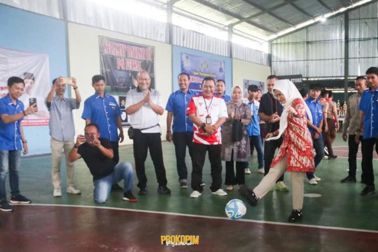 Nanda Indira Buka Open Turnament Futsal KNPI Cup  
